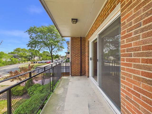 2210 S GOEBBERT Road 226, Arlington Heights, IL 60005