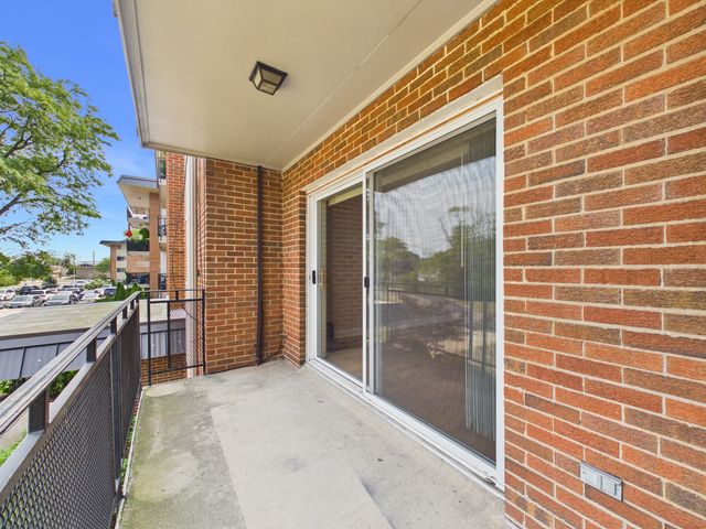 2210 S GOEBBERT Road 226, Arlington Heights, IL 60005