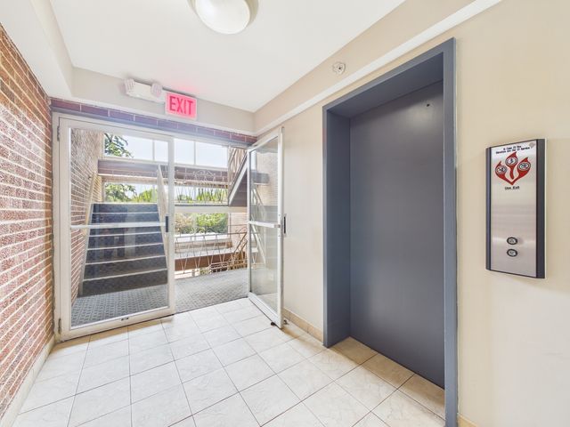 2210 S GOEBBERT Road 226, Arlington Heights, IL 60005