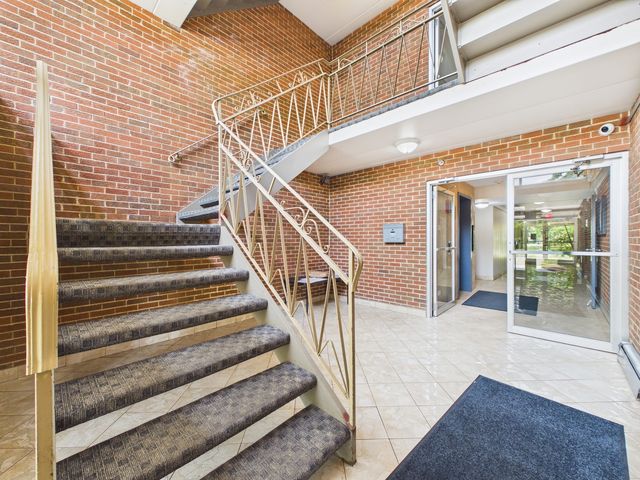 2210 S GOEBBERT Road 226, Arlington Heights, IL 60005