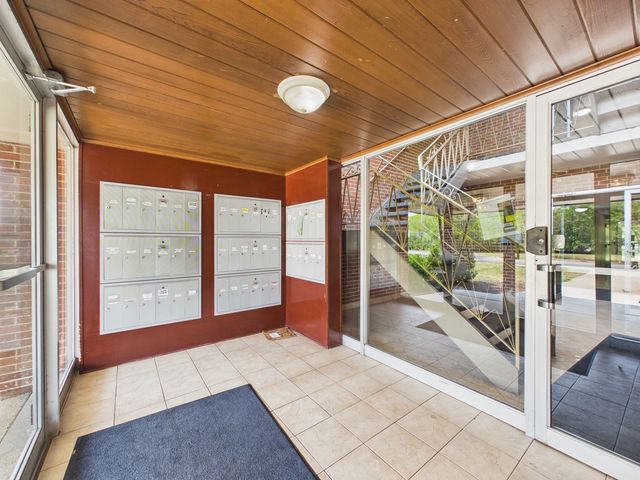 2210 S GOEBBERT Road 226, Arlington Heights, IL 60005