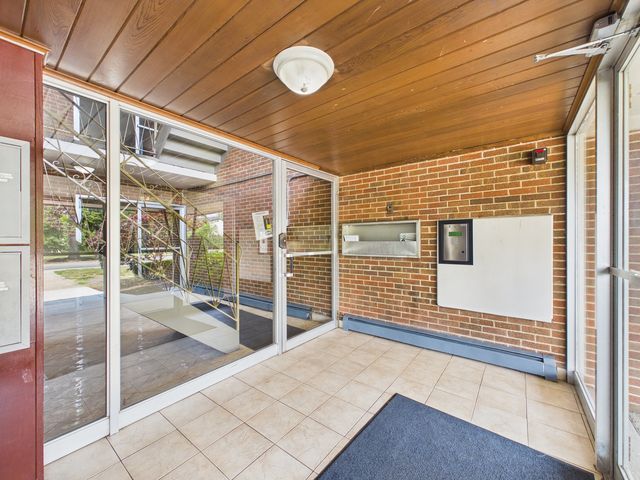 2210 S GOEBBERT Road 226, Arlington Heights, IL 60005