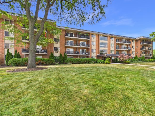 2210 S GOEBBERT Road 226, Arlington Heights, IL 60005