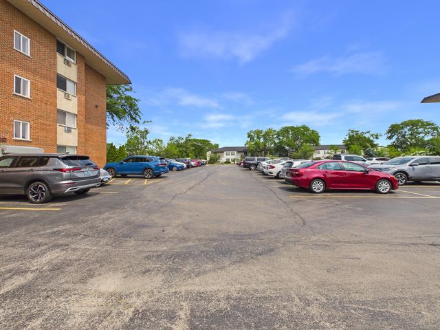 2210 S GOEBBERT Road 226, Arlington Heights, IL 60005