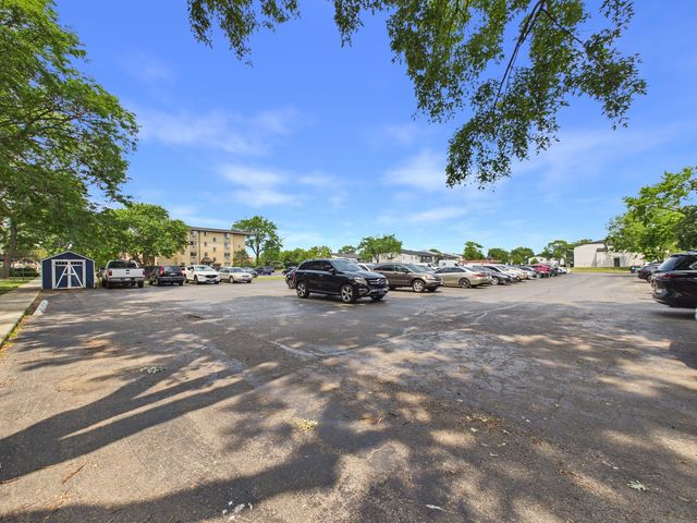 2210 S GOEBBERT Road 226, Arlington Heights, IL 60005