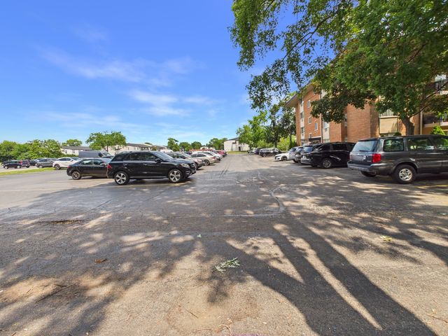 2210 S GOEBBERT Road 226, Arlington Heights, IL 60005