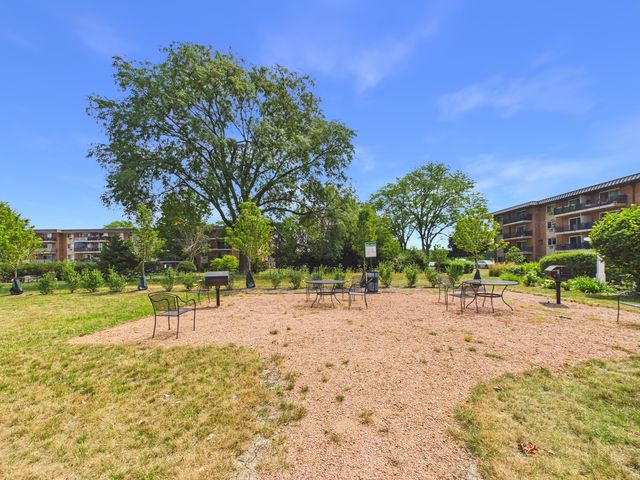 2210 S GOEBBERT Road 226, Arlington Heights, IL 60005