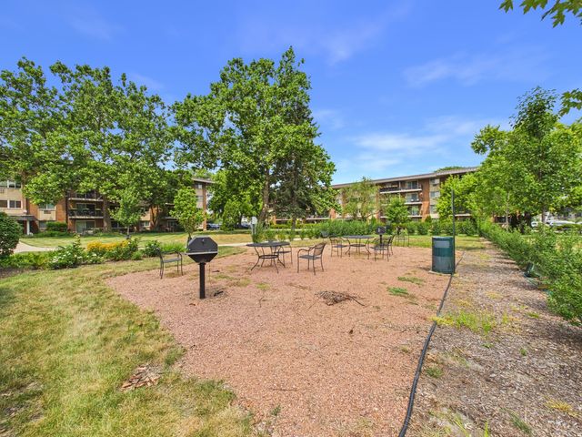 2210 S GOEBBERT Road 226, Arlington Heights, IL 60005