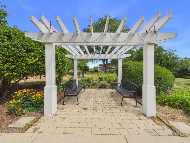 2210 S GOEBBERT Road 226, Arlington Heights, IL 60005