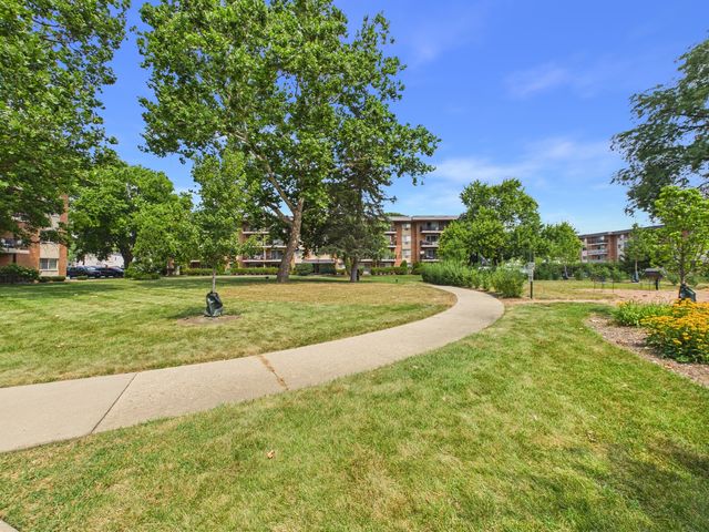 2210 S GOEBBERT Road 226, Arlington Heights, IL 60005