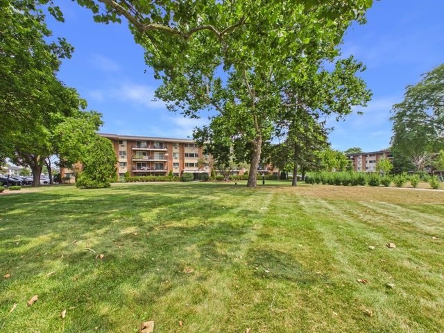 2210 S GOEBBERT Road 226, Arlington Heights, IL 60005