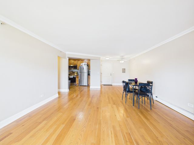 2210 S GOEBBERT Road 226, Arlington Heights, IL 60005