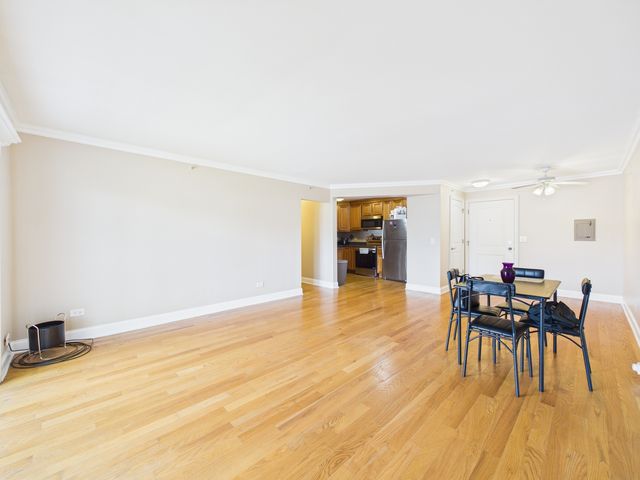 2210 S GOEBBERT Road 226, Arlington Heights, IL 60005