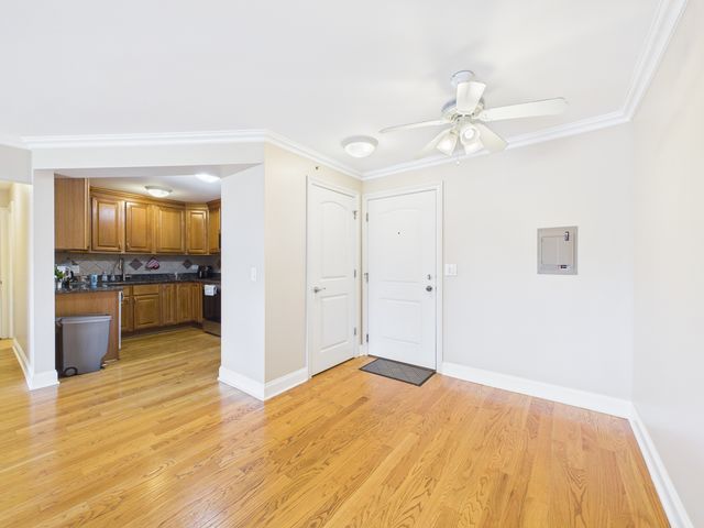 2210 S GOEBBERT Road 226, Arlington Heights, IL 60005