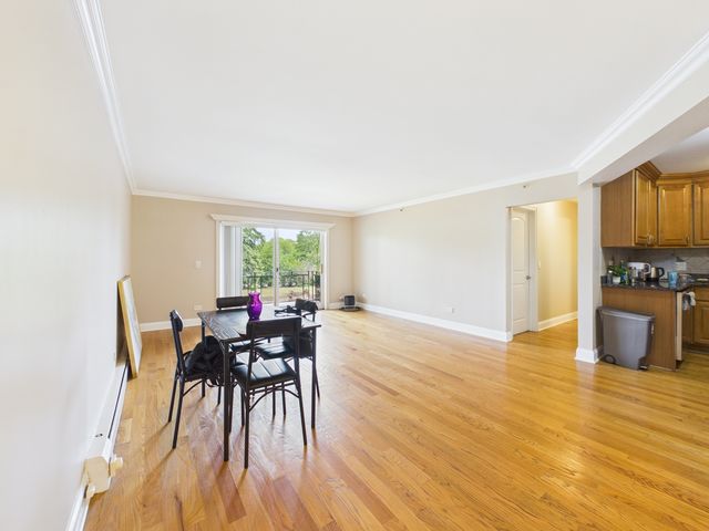 2210 S GOEBBERT Road 226, Arlington Heights, IL 60005