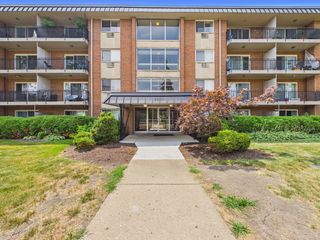 2210 S GOEBBERT Road 226, Arlington Heights, IL 60005
