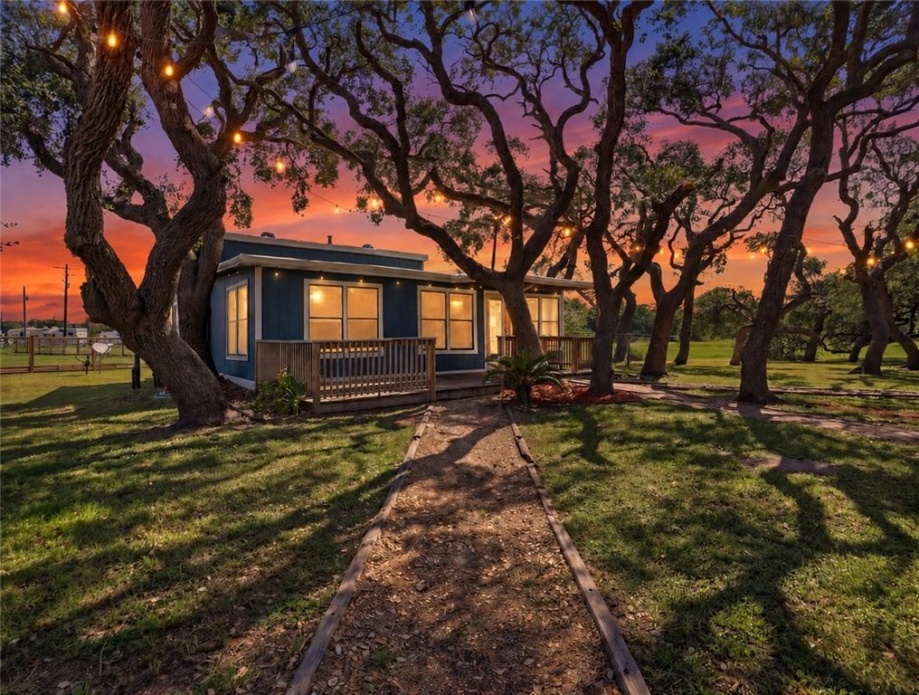 1410 S Mathis St, Rockport, TX 78382 — exterior