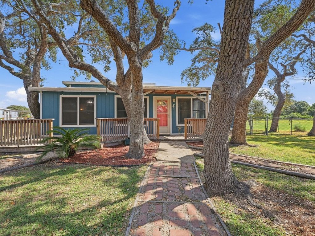 1410 S Mathis St, Rockport, TX 78382 — photo 2