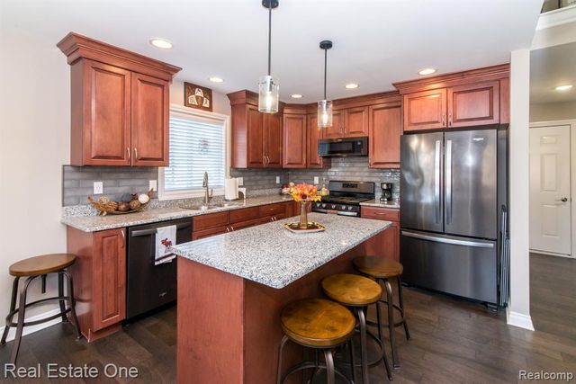 707 6th Street, Fenton, MI 48430