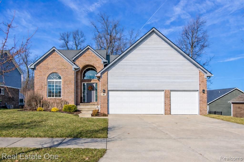 707 6th Street, Fenton, MI 48430