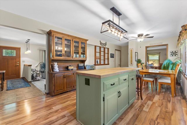 901 E Roberta AVENUE, Waukesha, WI 53186