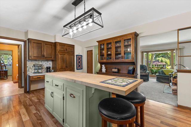 901 E Roberta AVENUE, Waukesha, WI 53186