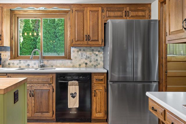901 E Roberta AVENUE, Waukesha, WI 53186