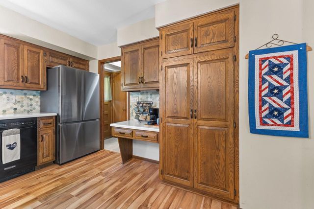 901 E Roberta AVENUE, Waukesha, WI 53186