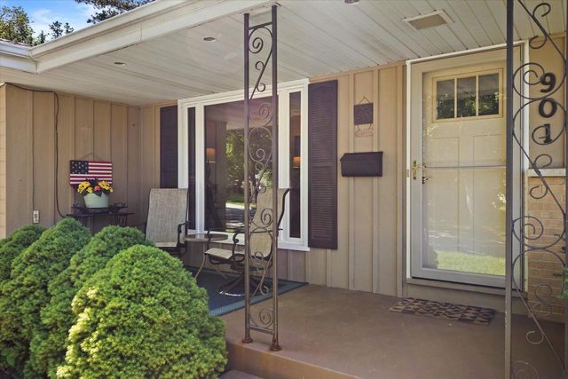 901 E Roberta AVENUE, Waukesha, WI 53186
