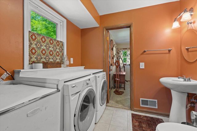 901 E Roberta AVENUE, Waukesha, WI 53186