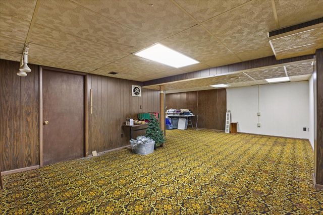901 E Roberta AVENUE, Waukesha, WI 53186
