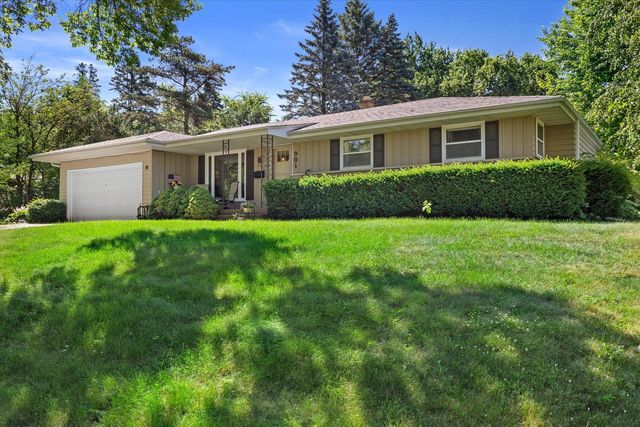 901 E Roberta AVENUE, Waukesha, WI 53186