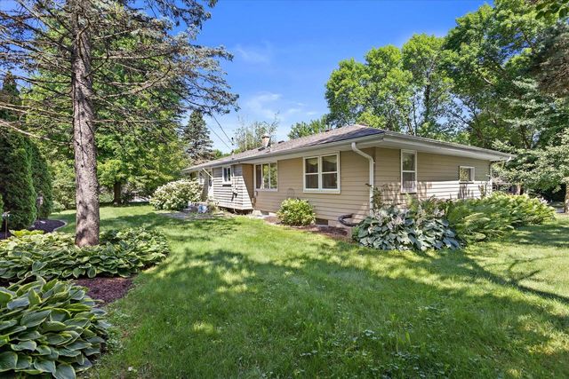 901 E Roberta AVENUE, Waukesha, WI 53186