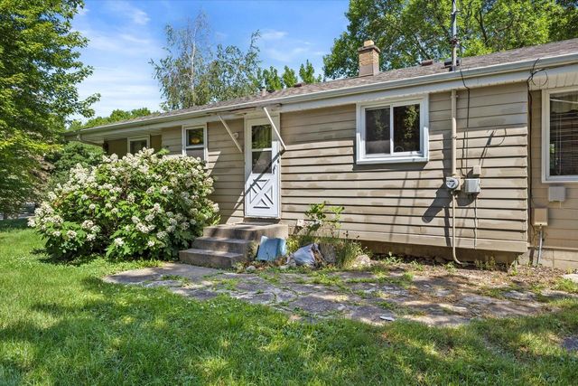 901 E Roberta AVENUE, Waukesha, WI 53186