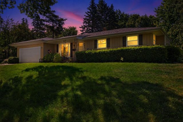 901 E Roberta AVENUE, Waukesha, WI 53186