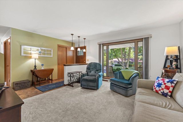 901 E Roberta AVENUE, Waukesha, WI 53186