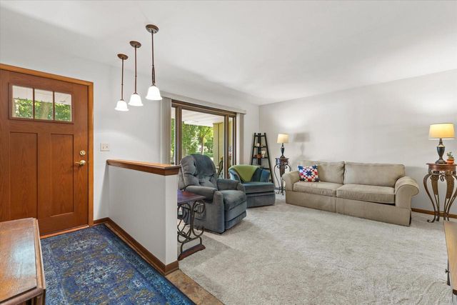901 E Roberta AVENUE, Waukesha, WI 53186