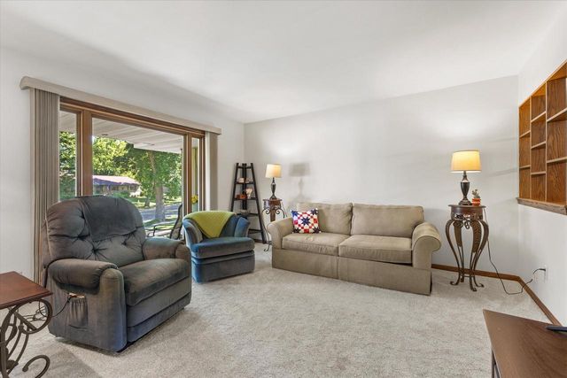 901 E Roberta AVENUE, Waukesha, WI 53186
