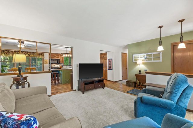 901 E Roberta AVENUE, Waukesha, WI 53186