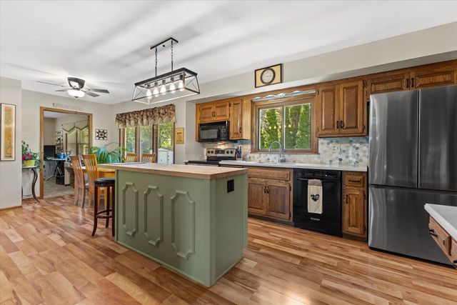 901 E Roberta AVENUE, Waukesha, WI 53186