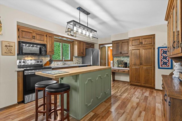 901 E Roberta AVENUE, Waukesha, WI 53186