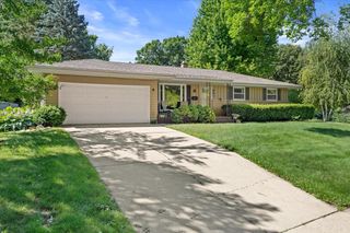 901 E Roberta AVENUE, Waukesha, WI 53186