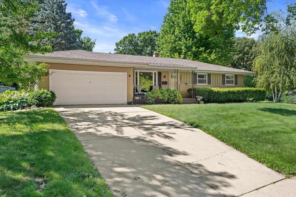 901 E Roberta AVENUE, Waukesha, WI 53186