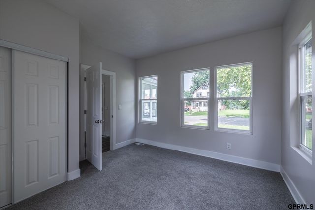 6906 N 24Th Street, Omaha, NE 68112