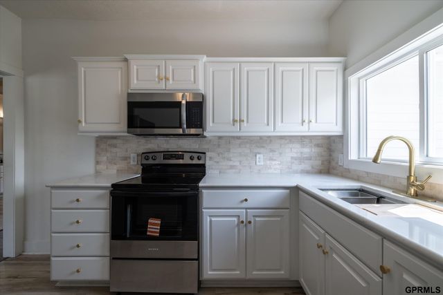 6906 N 24Th Street, Omaha, NE 68112