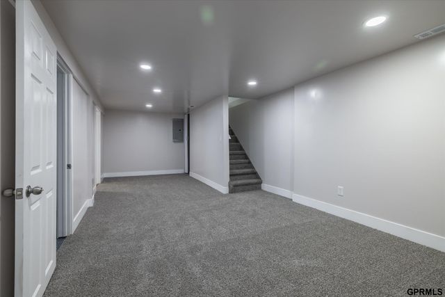 6906 N 24Th Street, Omaha, NE 68112