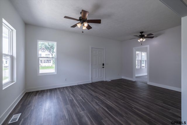 6906 N 24Th Street, Omaha, NE 68112