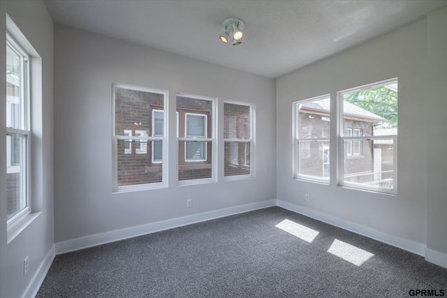6906 N 24Th Street, Omaha, NE 68112