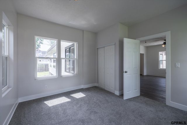6906 N 24Th Street, Omaha, NE 68112