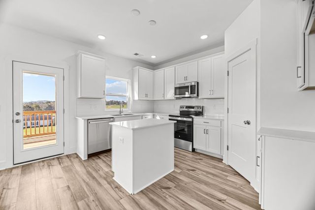 2563 Peaceful Valley Dr, Columbia, TN 38401